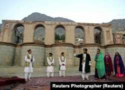 در افغانستان گروه های قومی متعدد به زبان ها و لهجه های مختلف تکلم می کنند و طرز لباس سنتی آنان نیز در موارد زیادی با هم متفاوت است