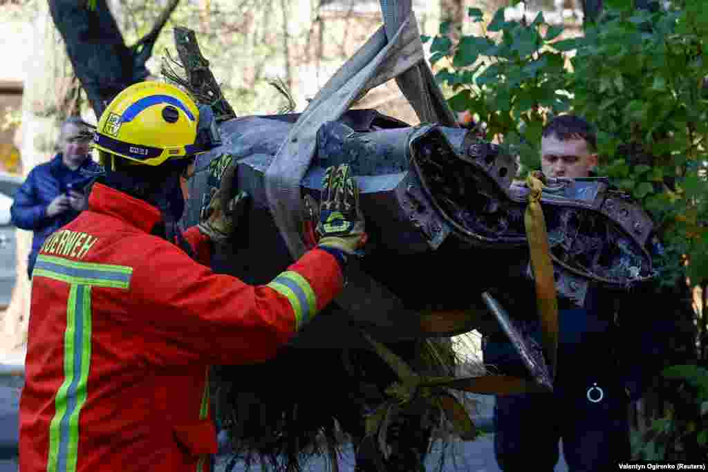 Обломки ракеты, попавшей в жилую пятиэтажку в Киеве в результате утренней атаки 17 ноября передали компетентным подразделениям для дальнейшего изучения